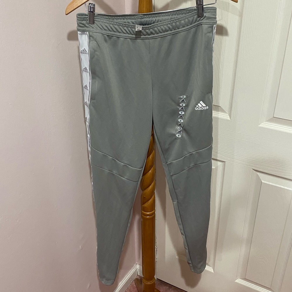 ❤️3/25❤️ NWOT Gray and white Adidas joggers